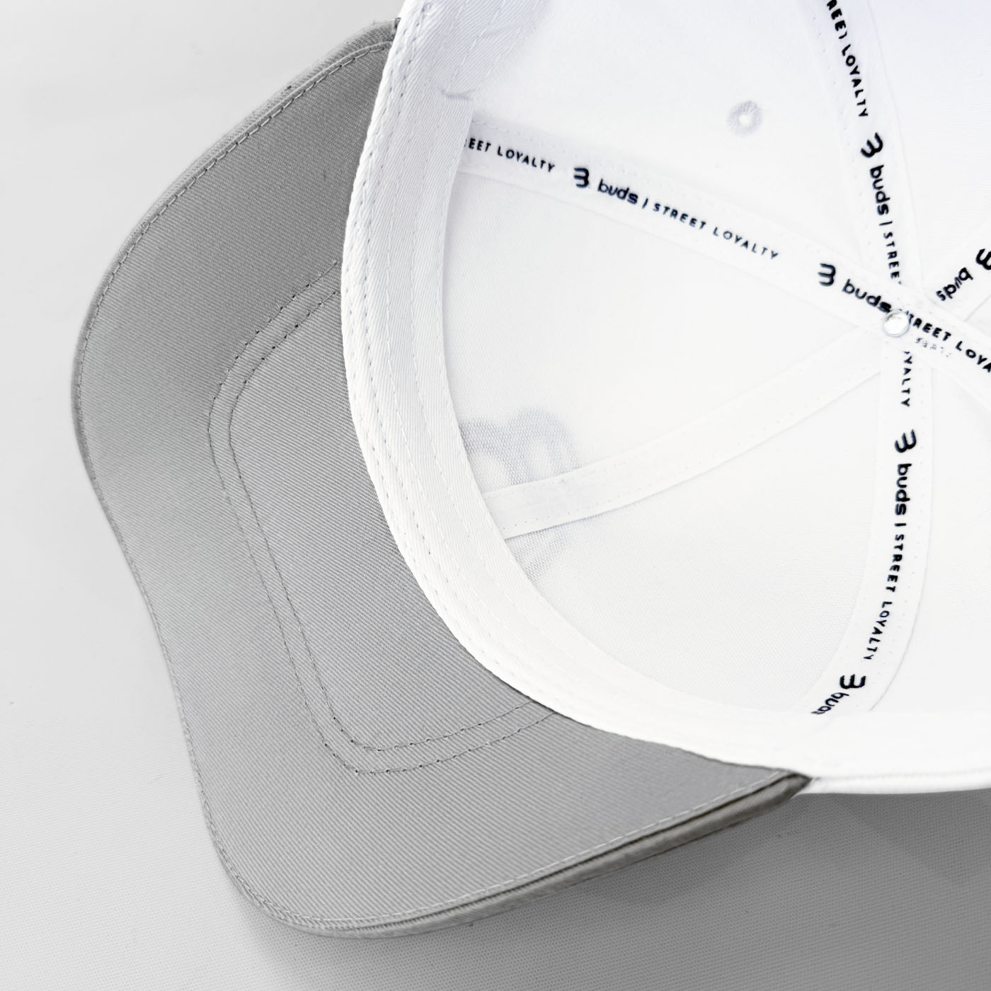 Gorra Blanca con Teja Gris Buds