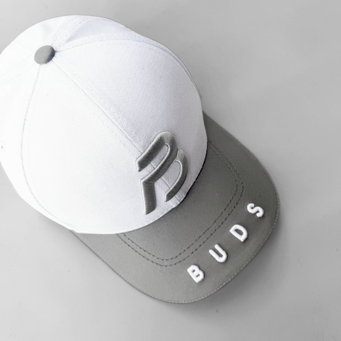 Gorra Blanca con Teja Gris Buds