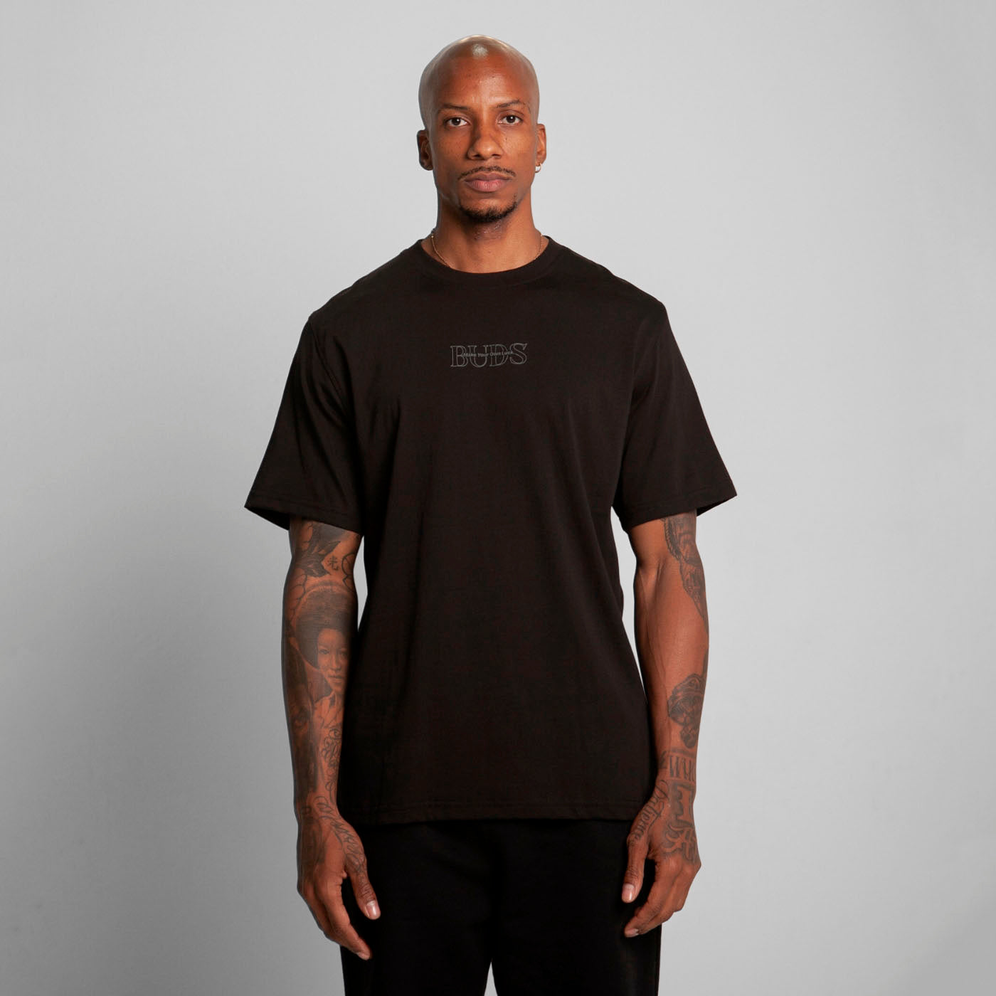 Camiseta Regular Fit Negro Buds