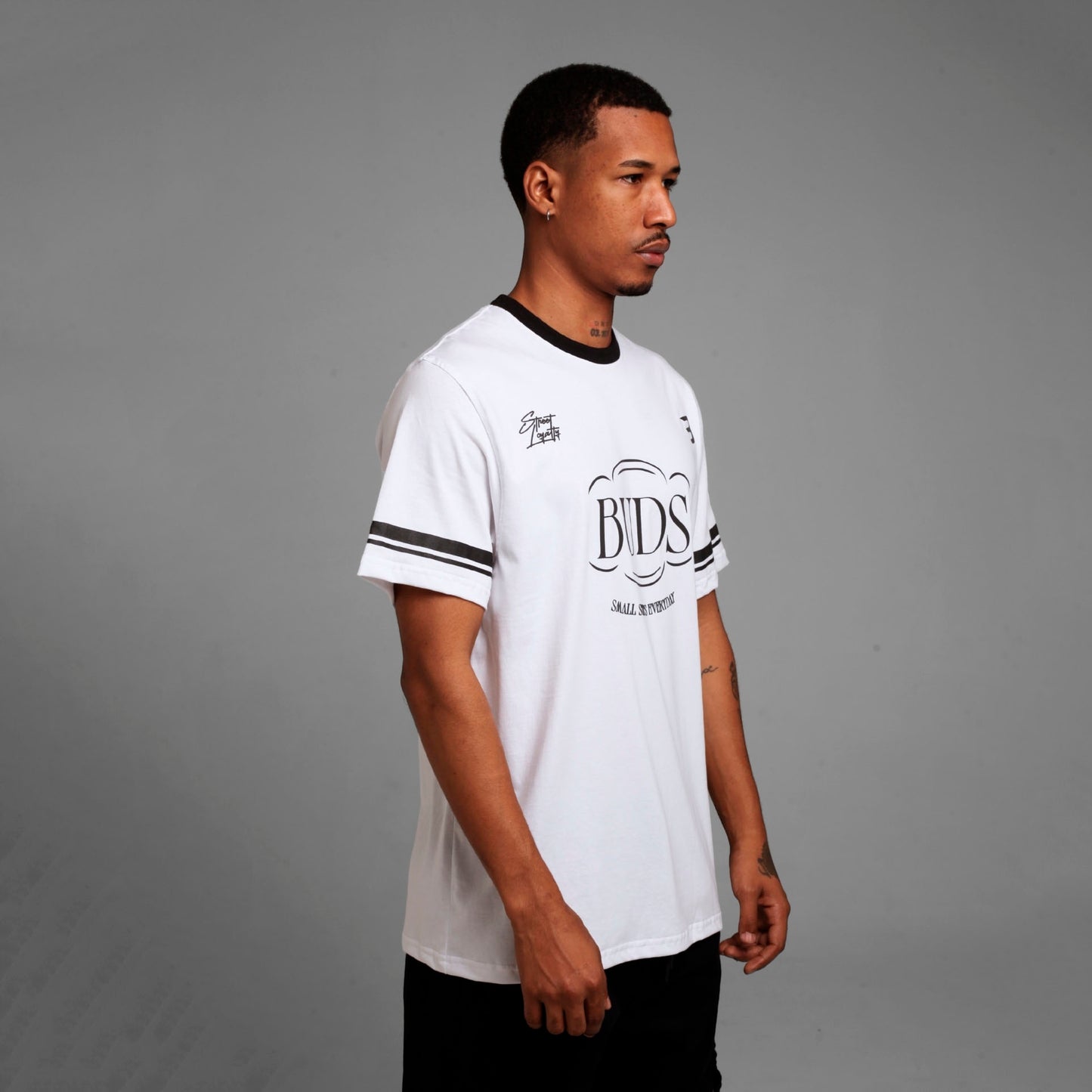 Camiseta Regular Fit Blanca Buds Cuello Negro