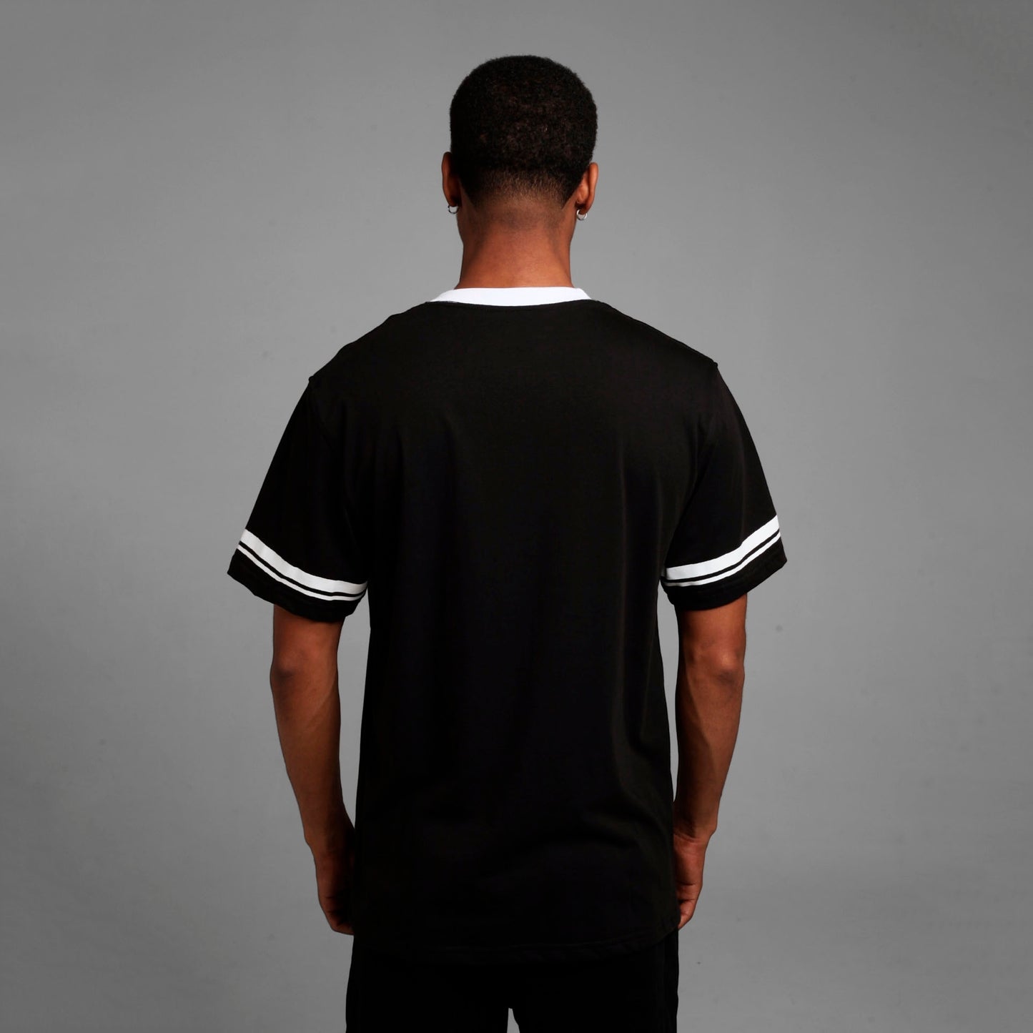 Camiseta Regular Fit Negra Buds Cuello Blanco