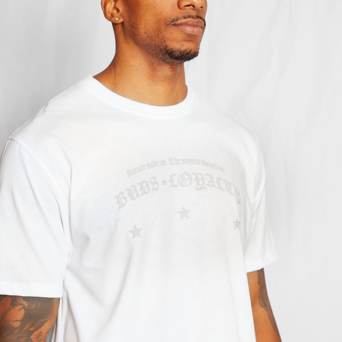 Camiseta Regular Hombre Blanca Buds