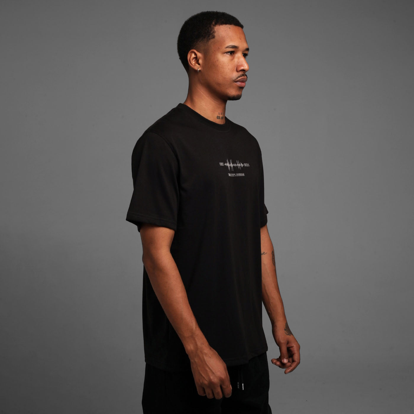 Camiseta Regular Fit Negra Buds