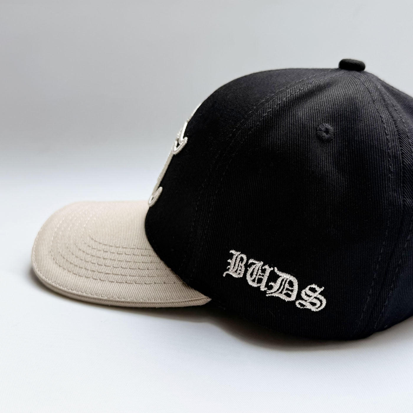 Gorra Negra con Teja Beige Buds