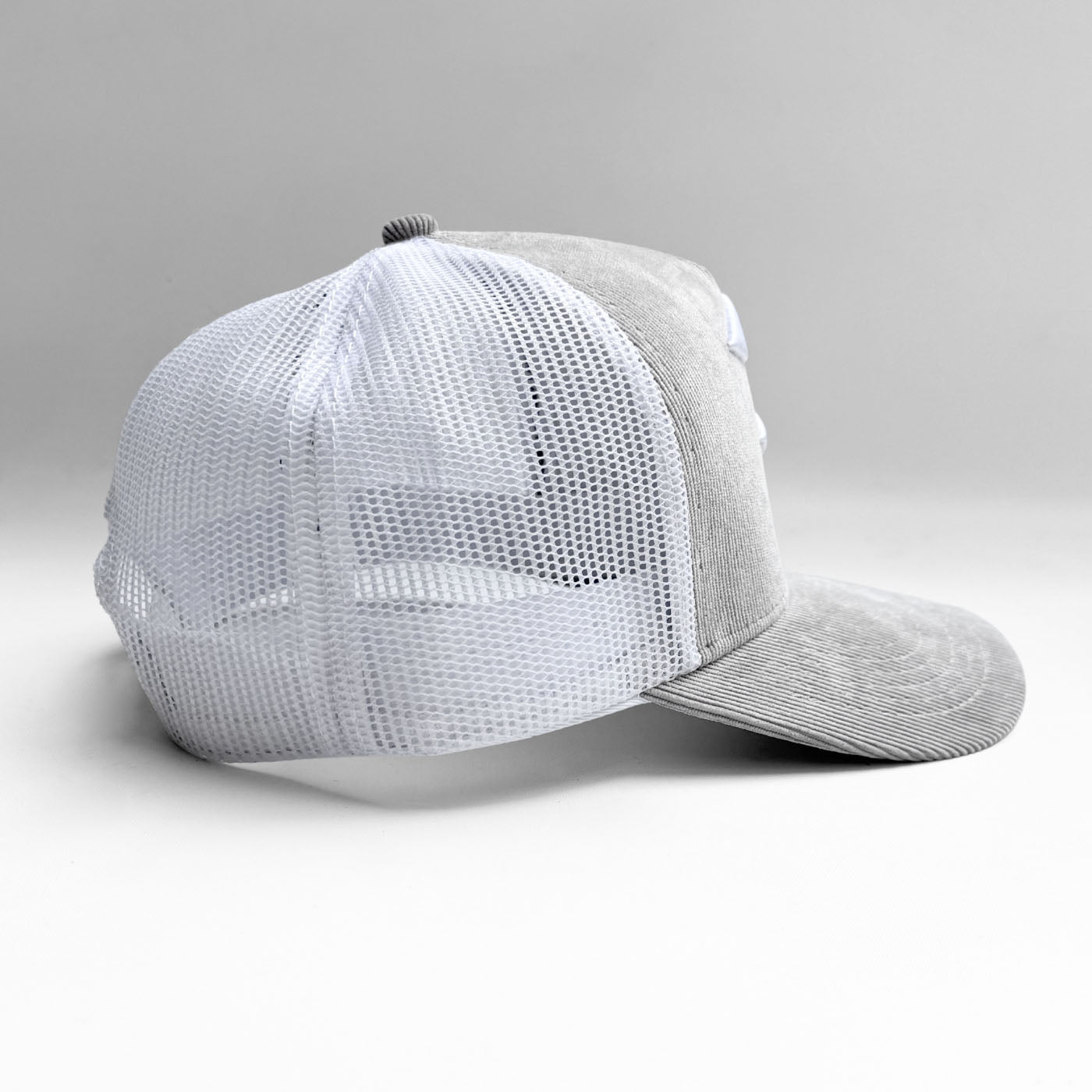 Gorra Gris Malla Blanca Buds