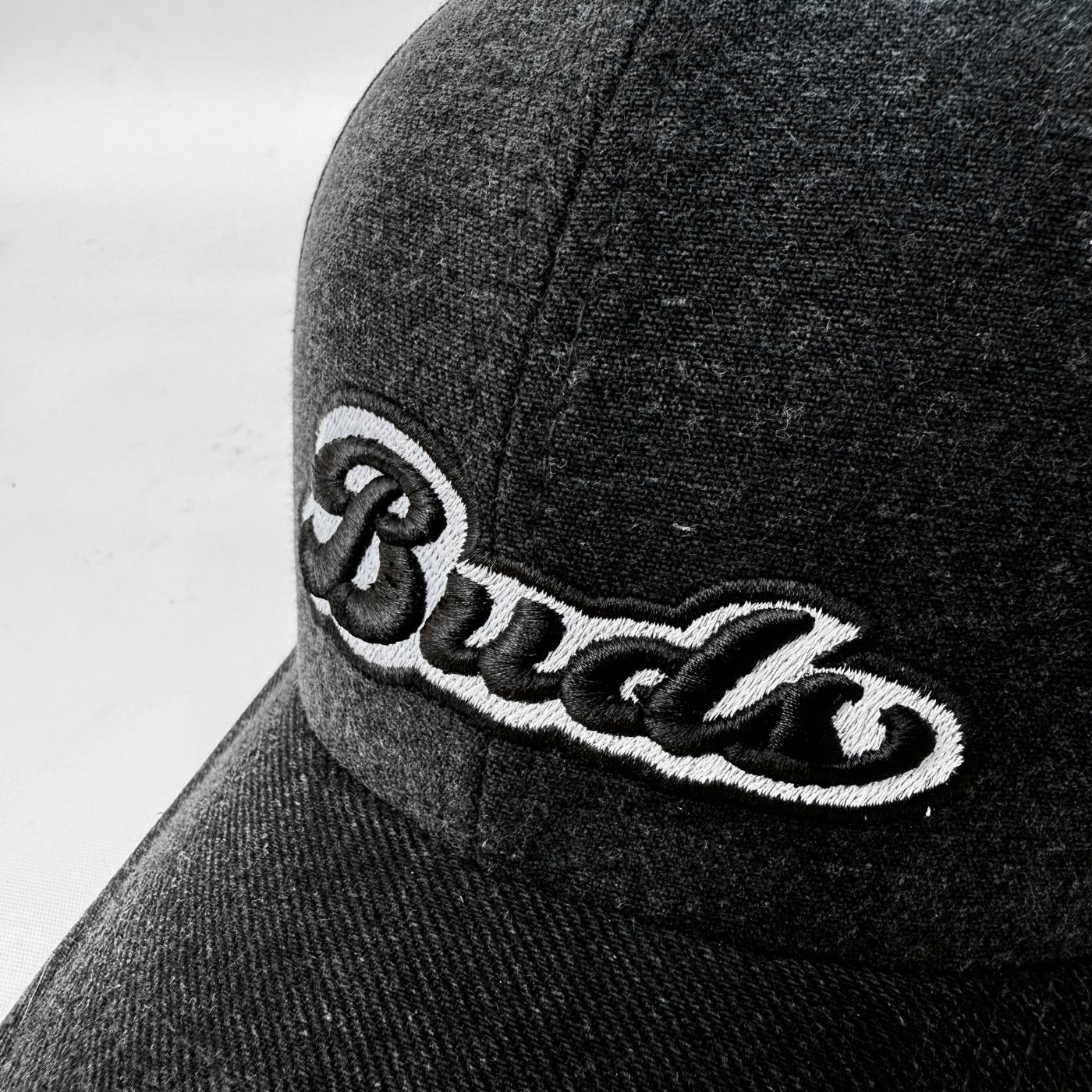 Gorra Negra Bordada Buds