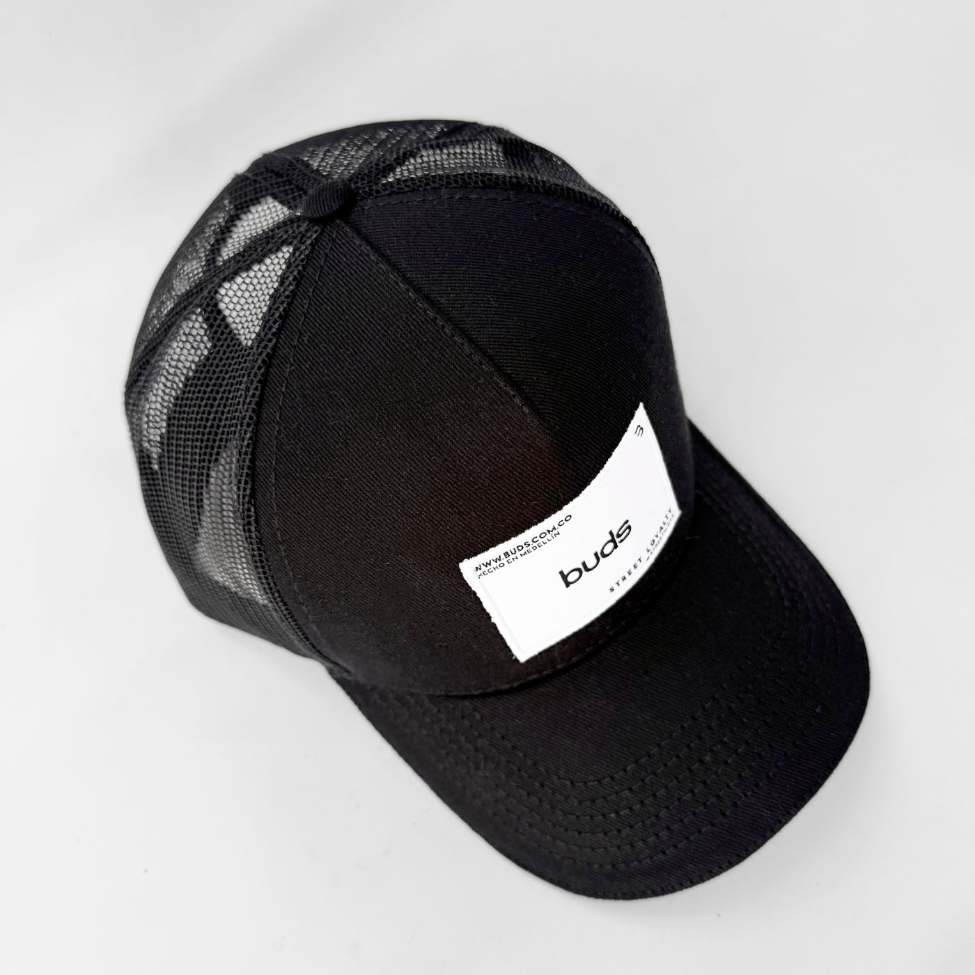 Gorra Negra Malla Marquilla Buds