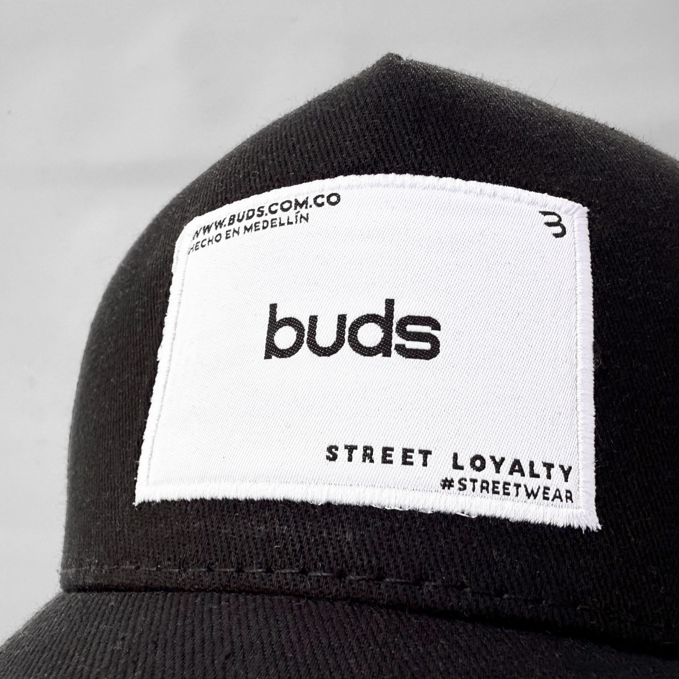 Gorra Negra Malla Marquilla Buds