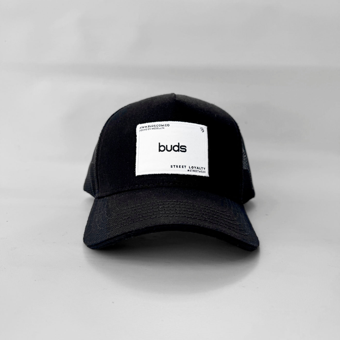 Gorra Negra Malla Marquilla Buds