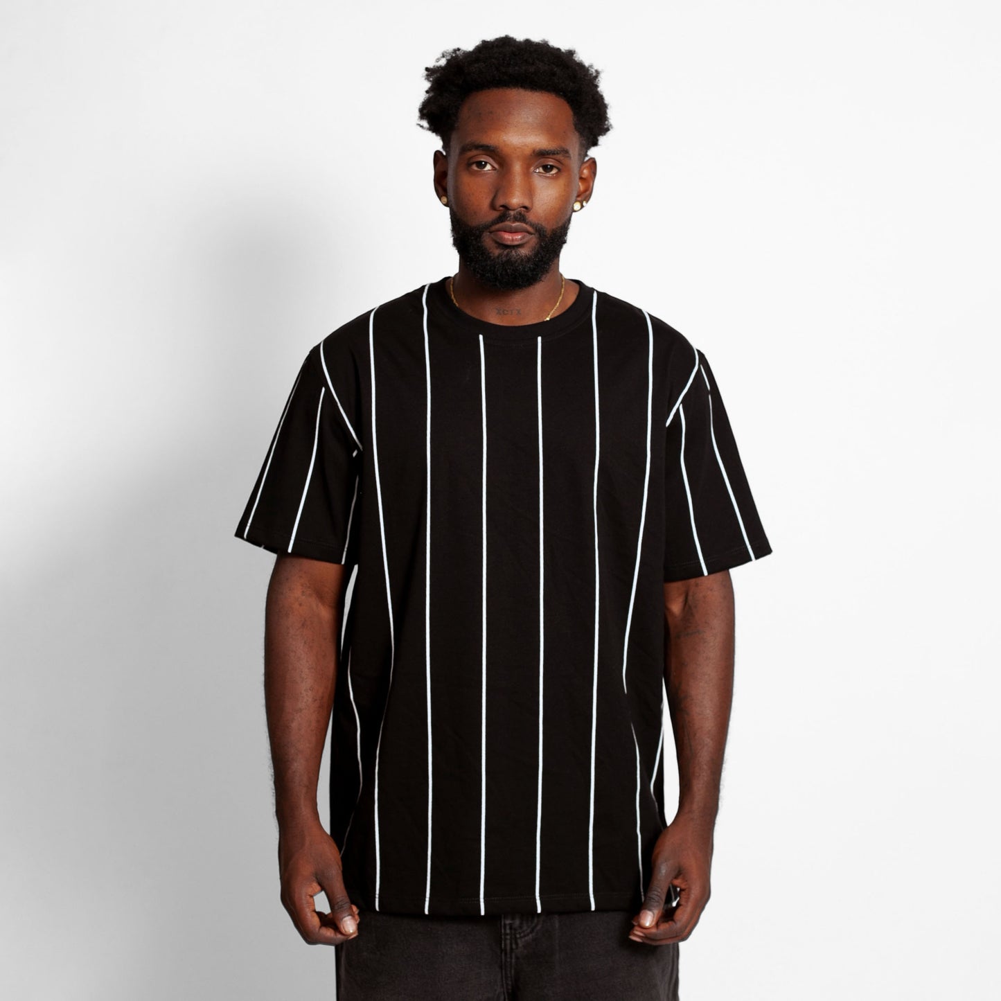 Camiseta Regular Hombre Negra Líneas Buds