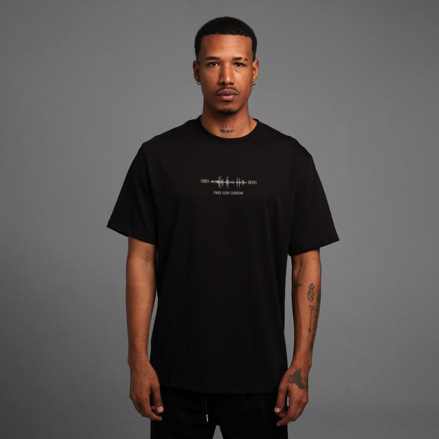 Camiseta Regular Fit Negra Buds