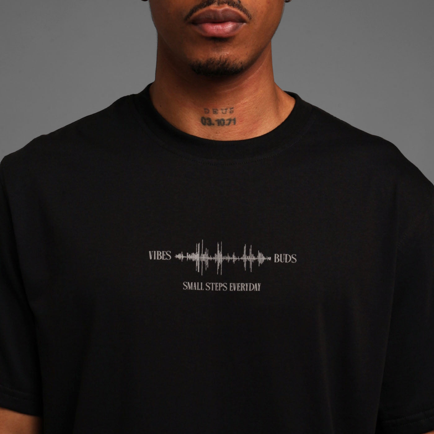 Camiseta Regular Fit Negra Buds