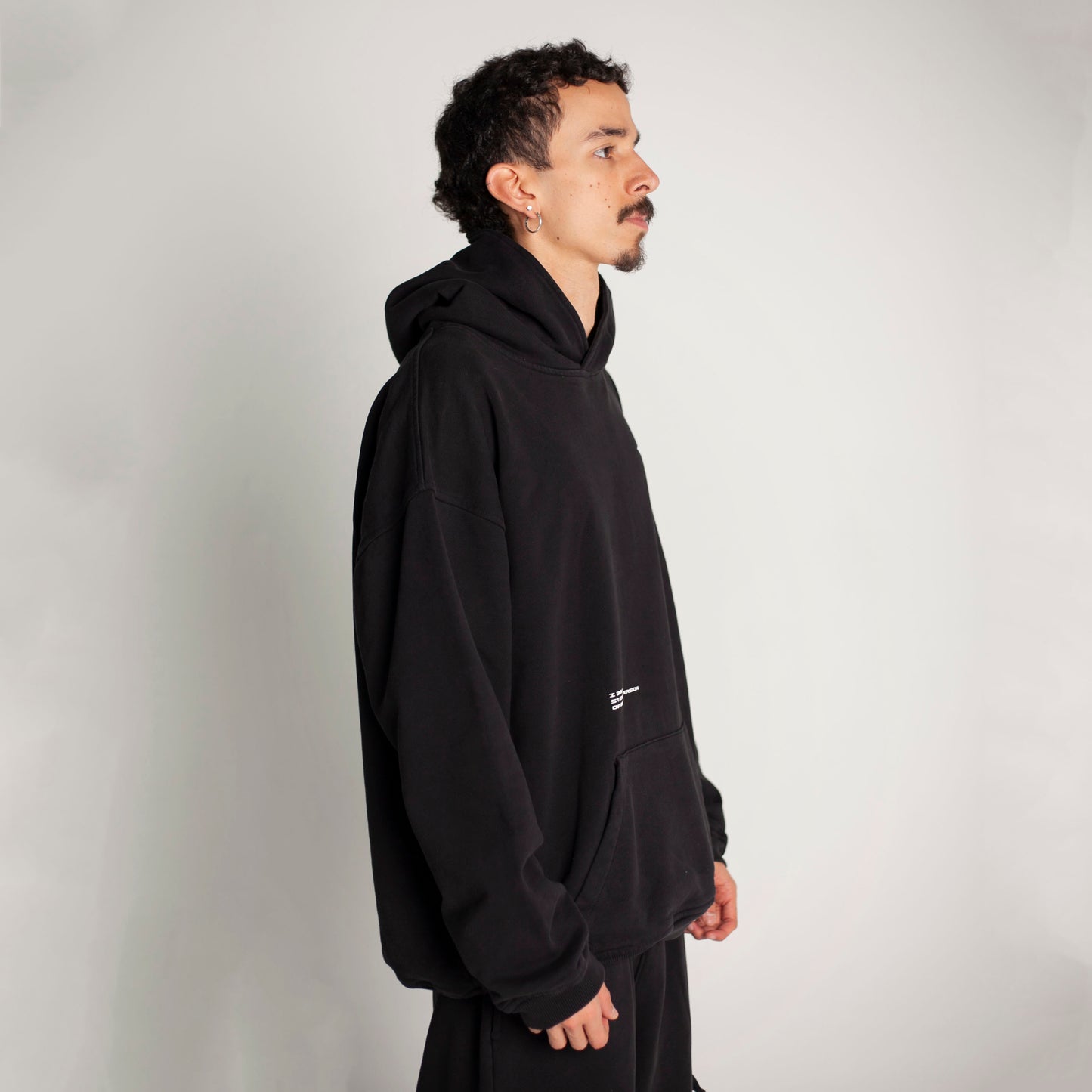 Buzo Hoodie Negro Tela Alto Gramaje 400G