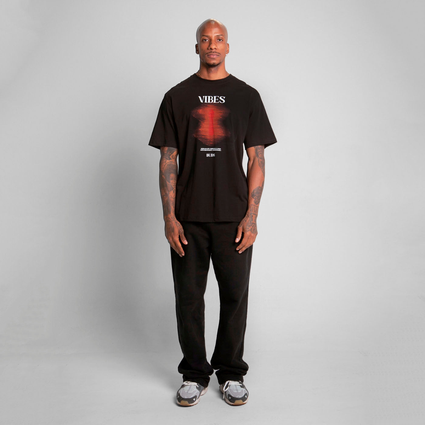 Camiseta Regular Fit Negro Buds