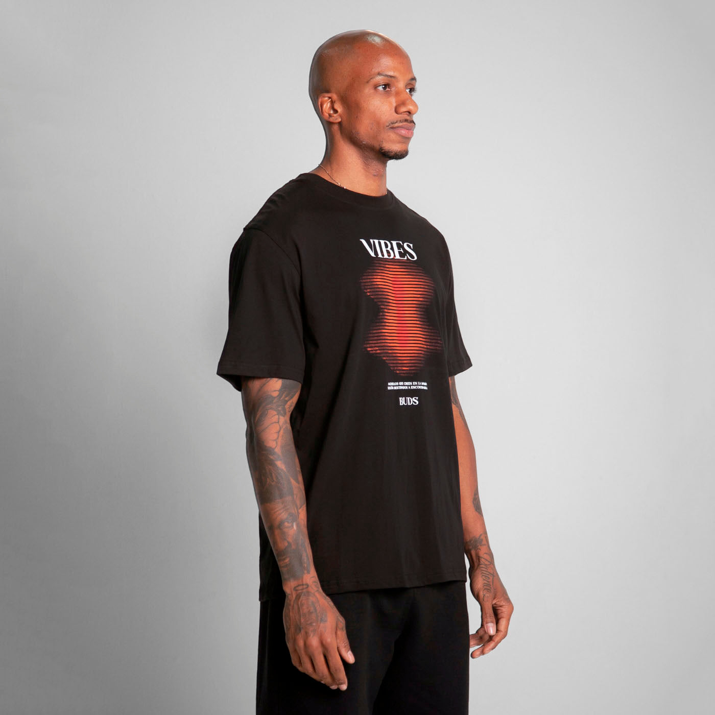 Camiseta Regular Fit Negro Buds