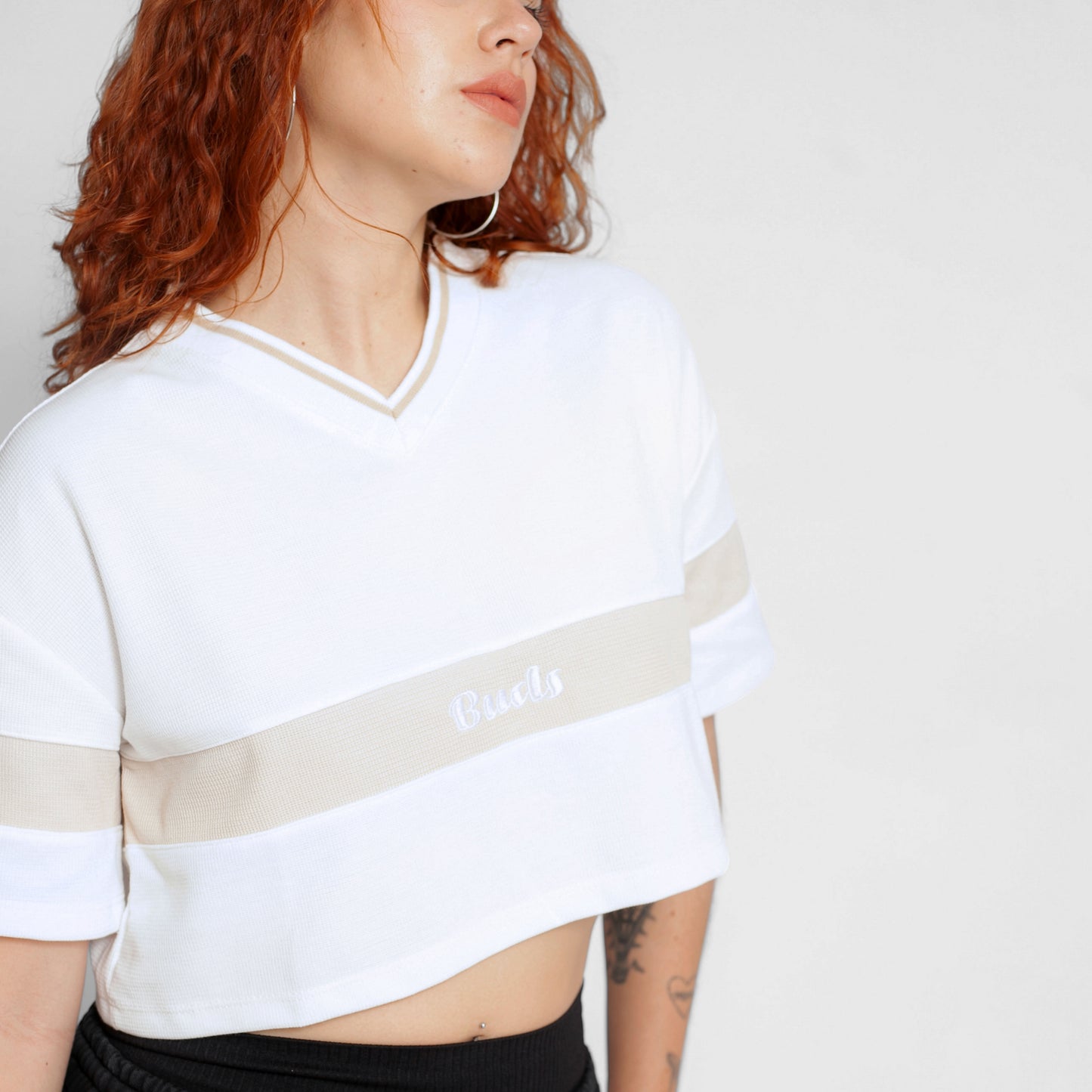 Crop Top Beisbolero Oversize Mujer Blanco Beige Cuello Tejido Buds