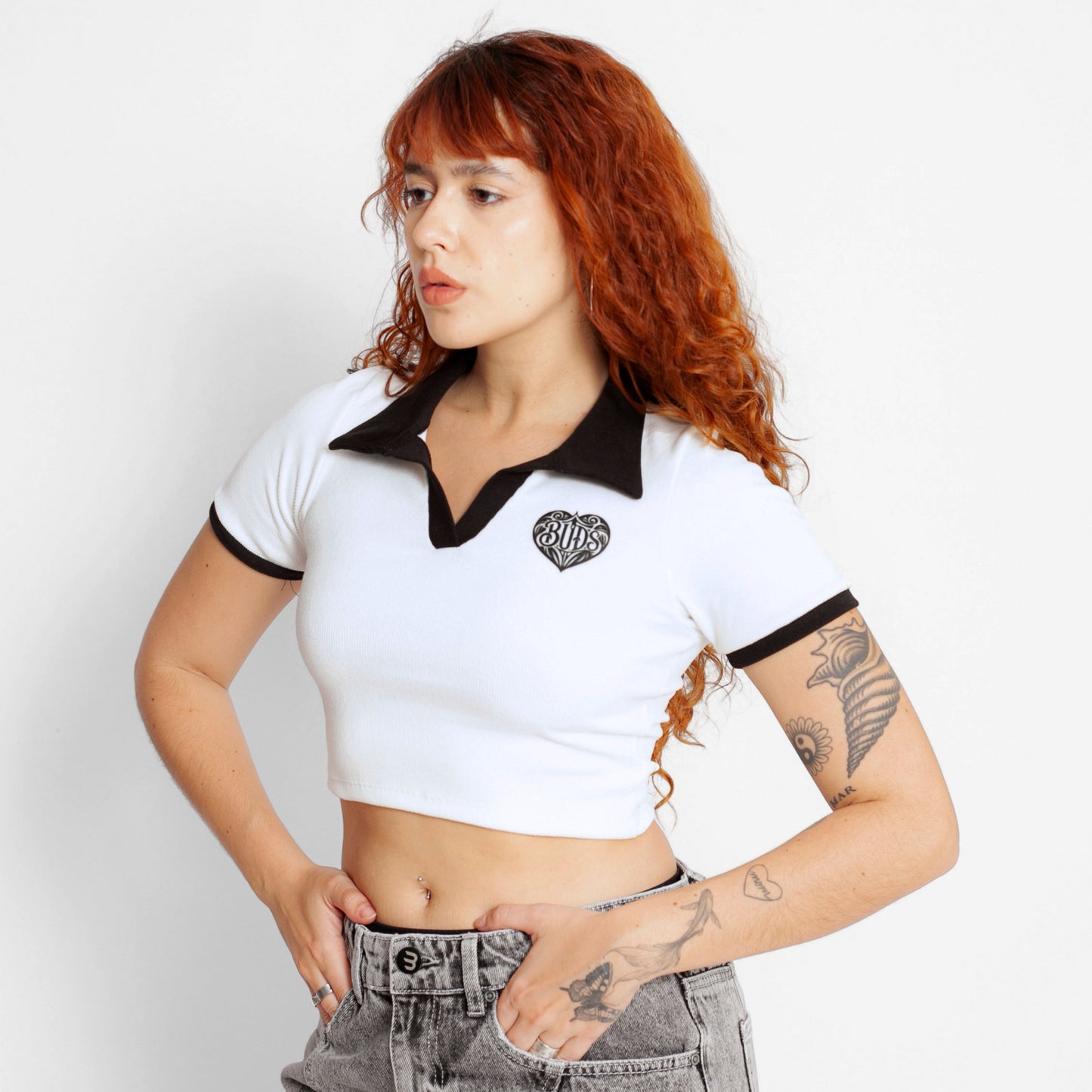 Crop Top Polo Blanca y Negro Rib Mujer Buds
