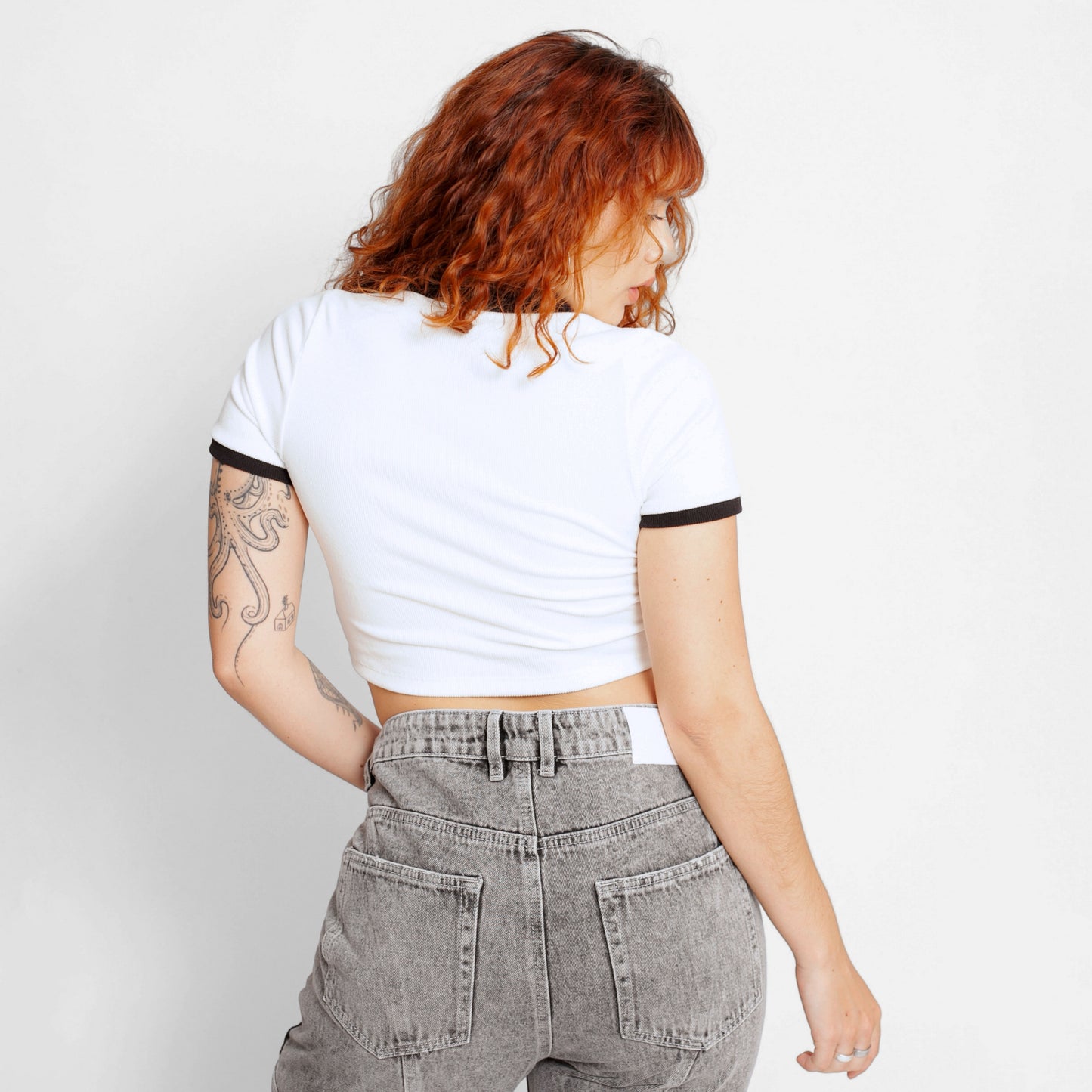 Crop Top Polo Blanca y Negro Rib Mujer Buds
