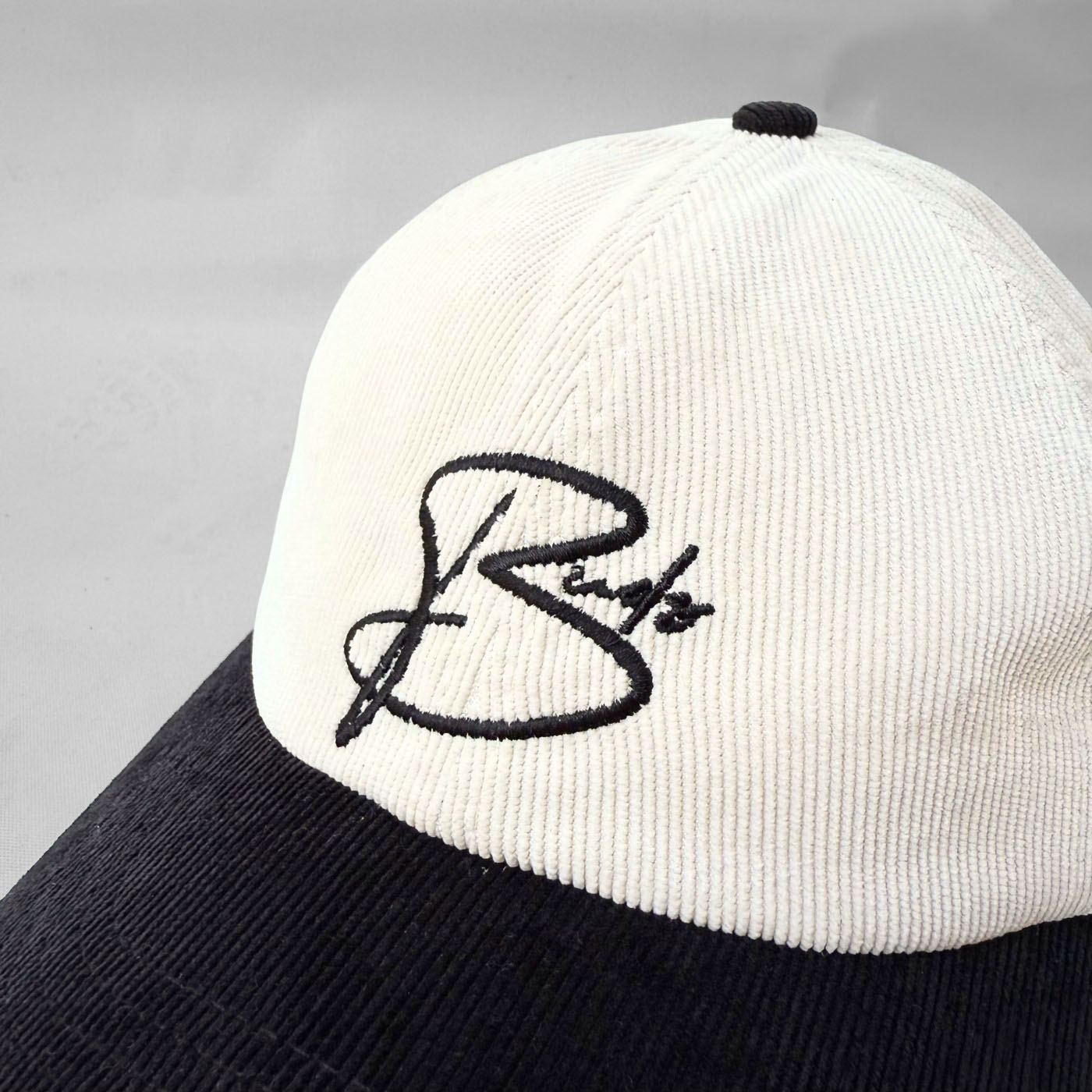 Gorra Corduroy Beige con Teja Negra Buds
