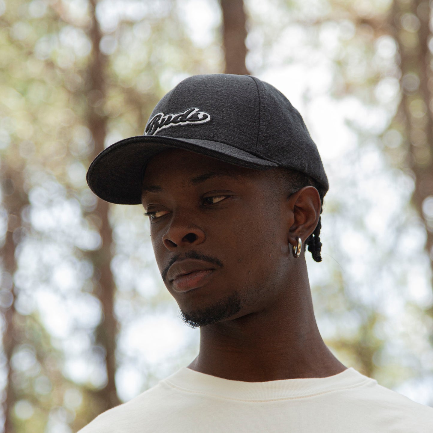 Gorra Negra Bordada Buds