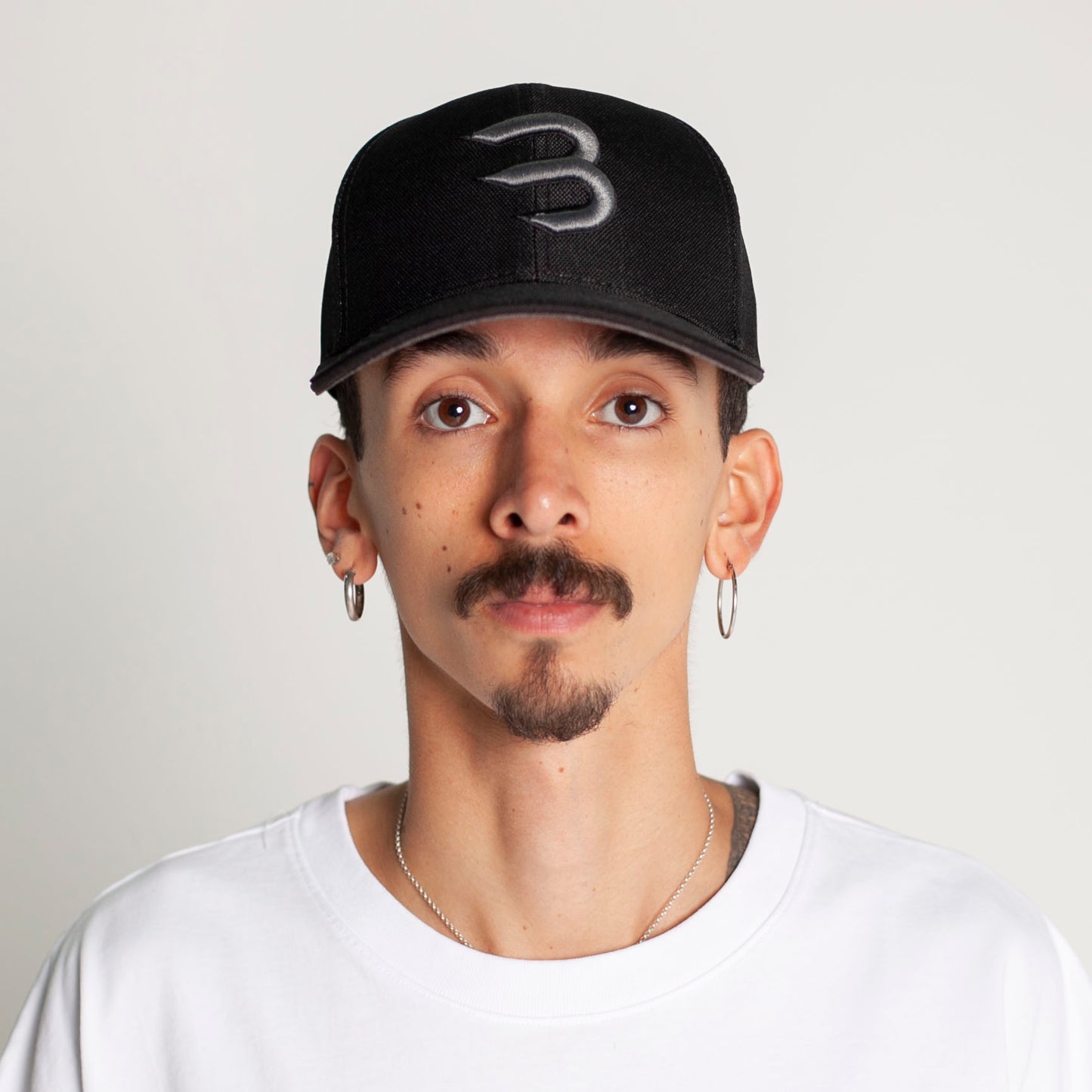 Gorra Negra con Teja Gris Adentro Buds