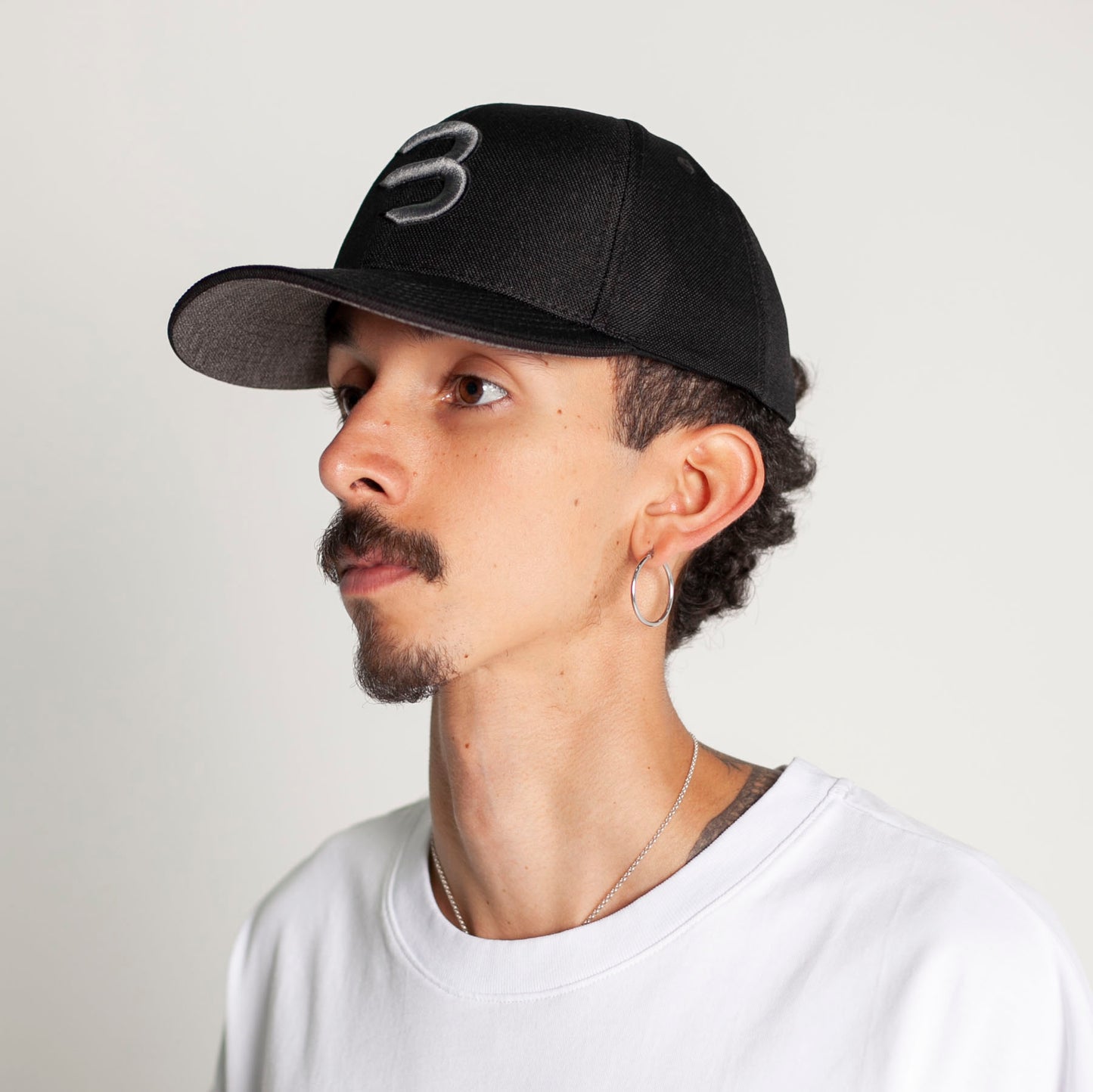 Gorra Negra con Teja Gris Adentro Buds