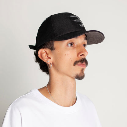 Gorra Negra con Teja Gris Adentro Buds