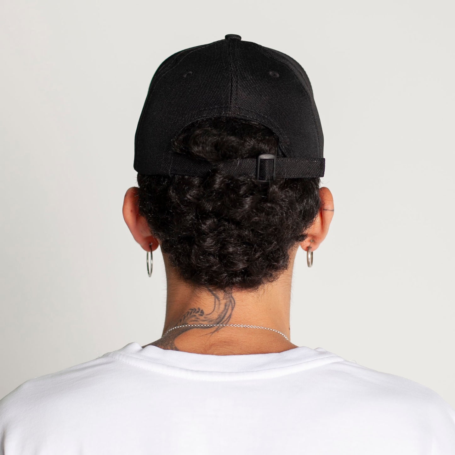 Gorra Negra con Teja Gris Adentro Buds