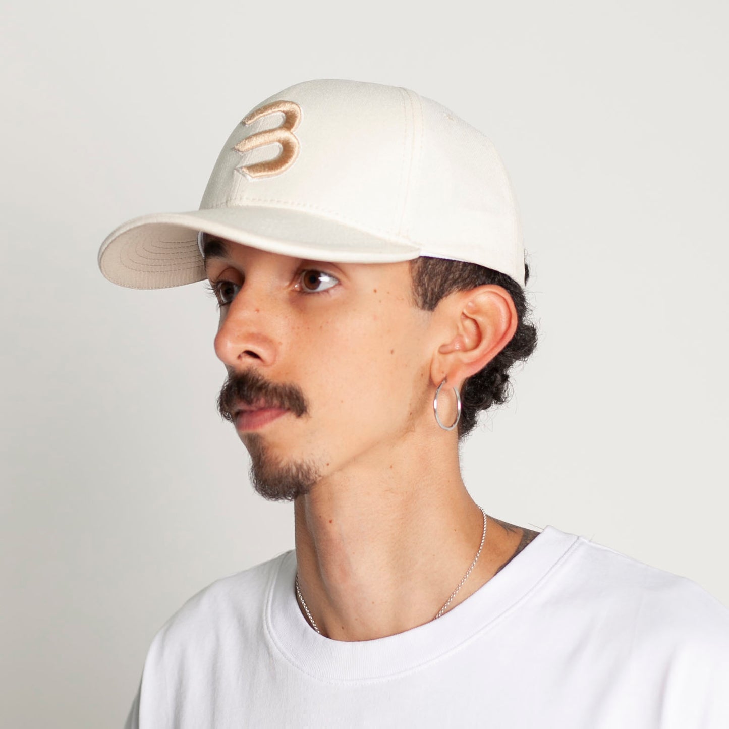 Gorra Beige con Teja Café Claro Adentro Buds