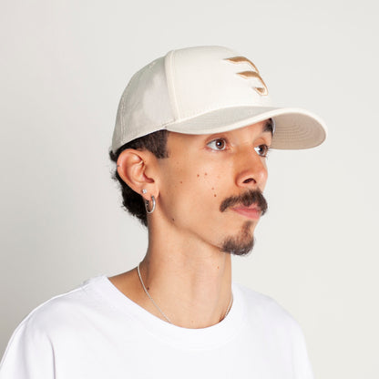 Gorra Beige con Teja Café Claro Adentro Buds