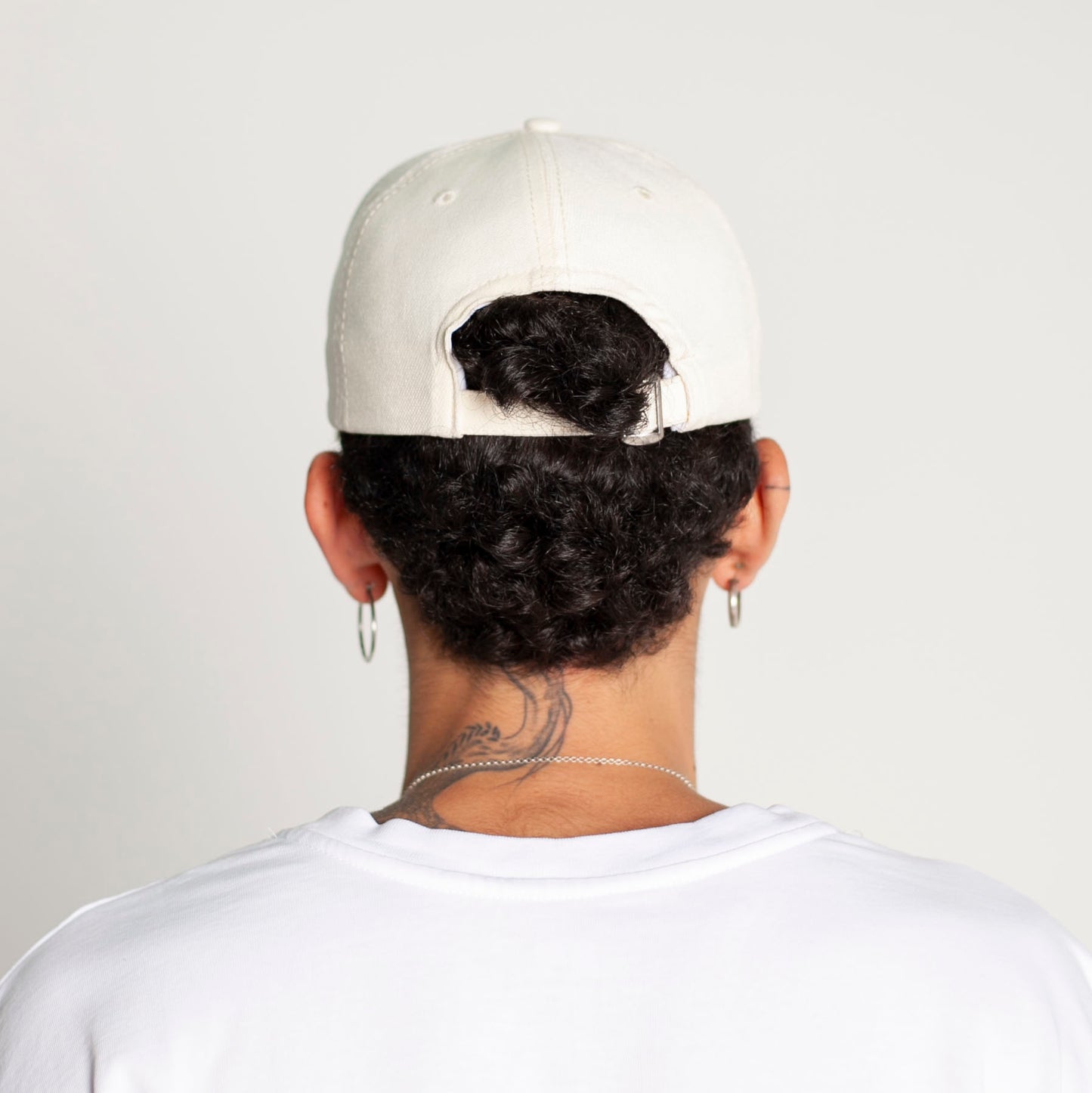 Gorra Beige con Teja Café Claro Adentro Buds