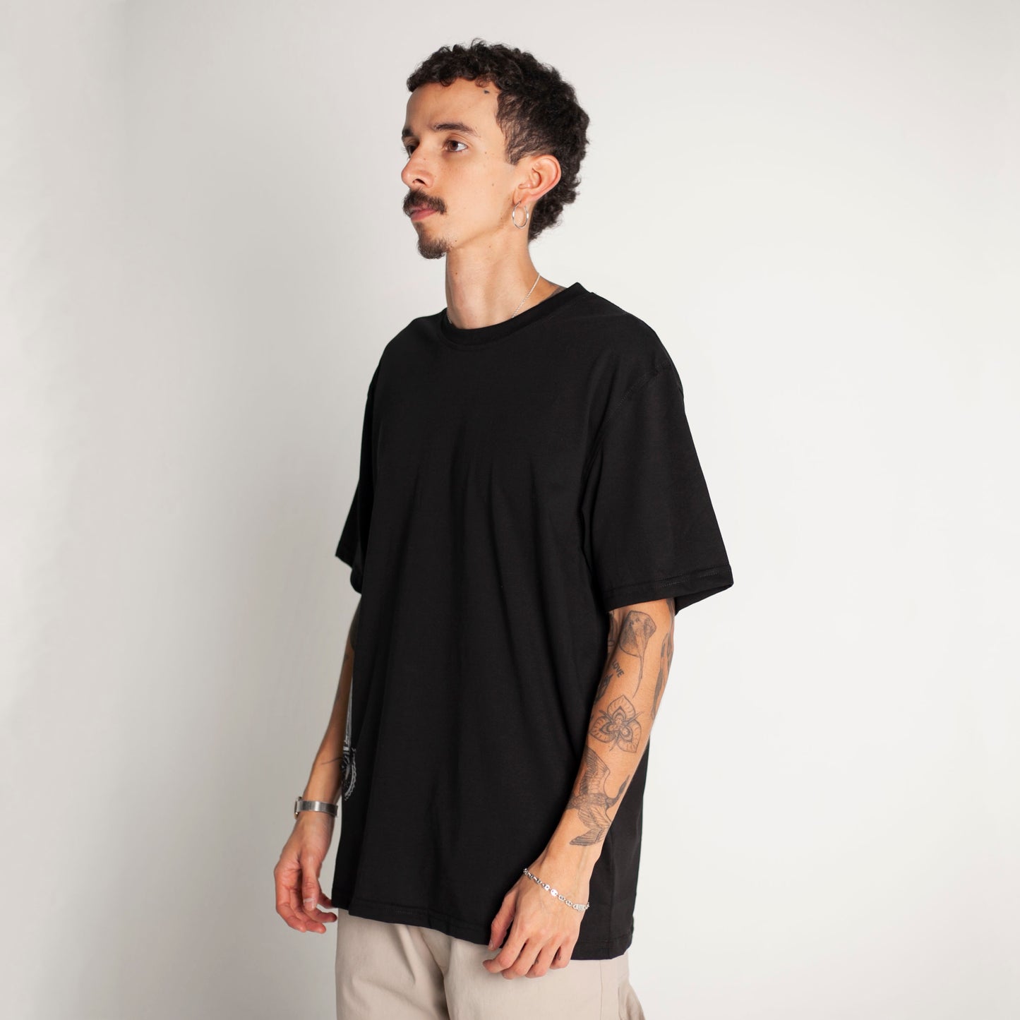 Camiseta Regular Fit Negra Buds