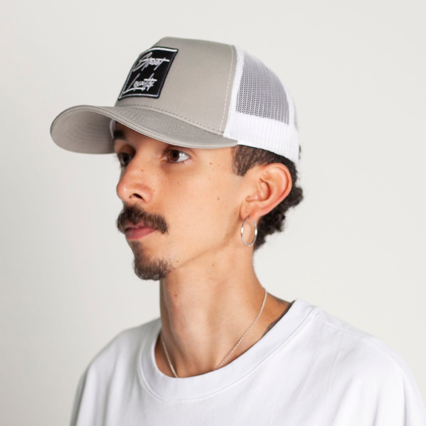 Gorra Gris Malla Blanca Buds