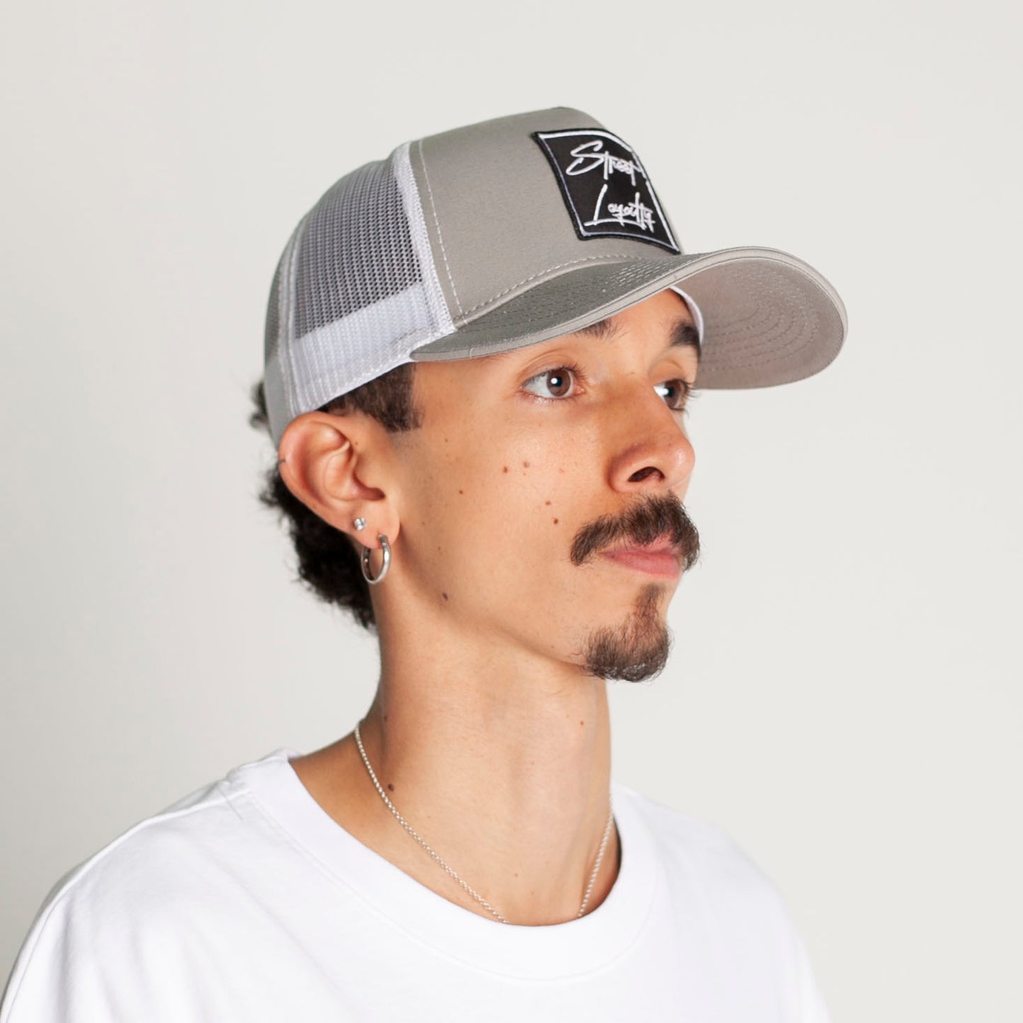 Gorra Gris Malla Blanca Buds