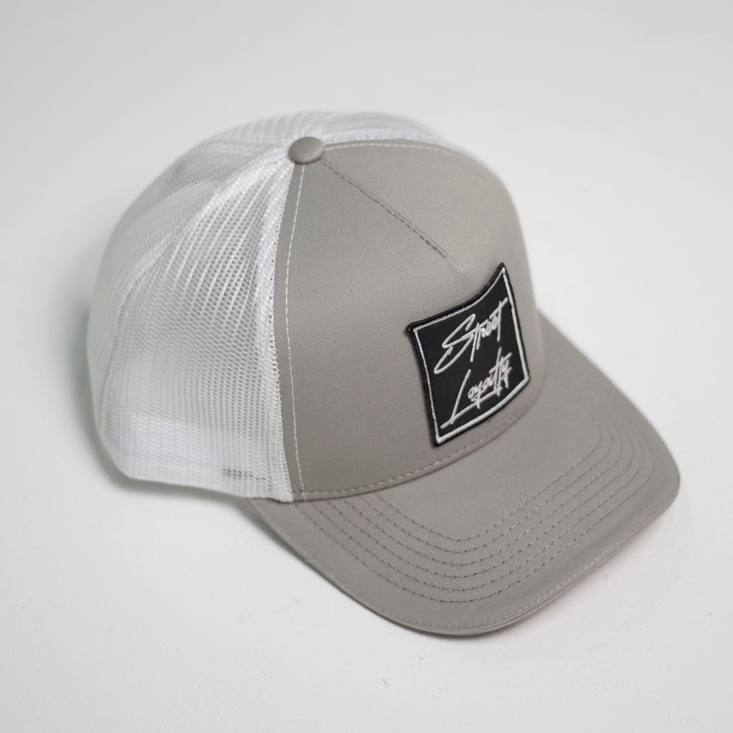 Gorra Gris Malla Blanca Buds