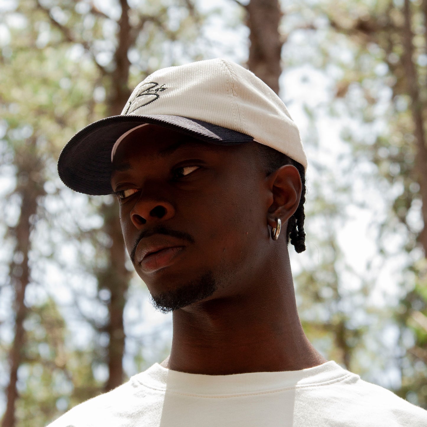 Gorra Corduroy Beige con Teja Negra Buds